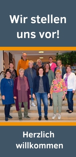Zu sehen ist ein Gruppenfoto mit 12 Personen, die auf einer Treppe stehen. Per Klick landet man bei Infos über die Buchhandlung Maria Laach.