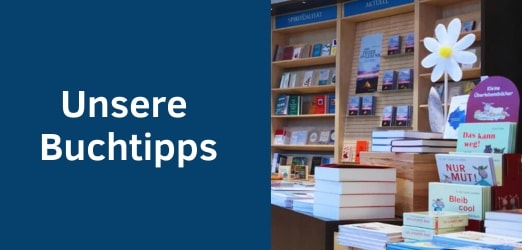 Zu sehen ist ein Büchertisch und im Hintergrund Buchregale. Per Klick landet man bei Buchempfehlungen.